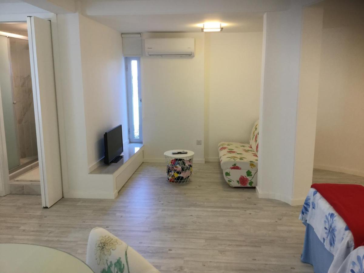Red Cozy Stay Limassol Exterior photo