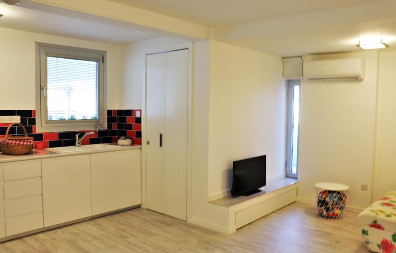 Red Cozy Stay Limassol Exterior photo